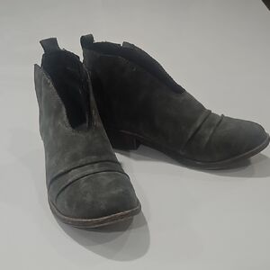 Buckle Very-G Women’s Ankle Booties in Dark Gray Suede SZ 7 Nwt